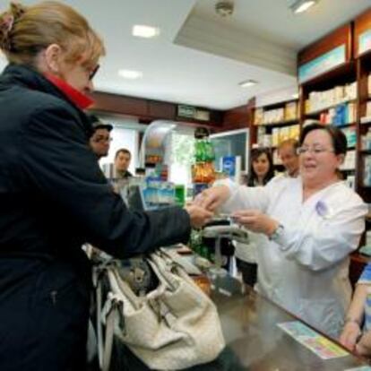 Clientes comprando medicamentos en una farmacia