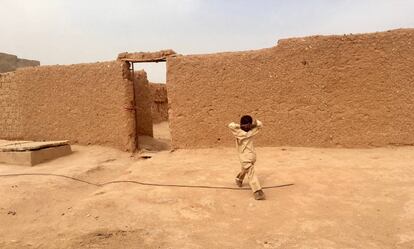 Yizo, el hijo de Anika, juega en la calle junto al Centro de Acogida en Agadez