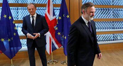 Tim Barrow tras entregar a Donald Tusk la carta que invoca el artículo 50 del Tratado de Lisboa escrita por Theresa May