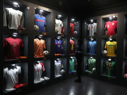 Colección de camisetas de fútbol de todos los tiempos, en el museo 'Legends', en el número 1 de la calle Espoz y Mina, en Madrid, el 23 de febrero de 2023.