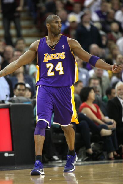 El escolta de los Lakers Kobe Bryant, durante el partido de anoche ante Sacramento.