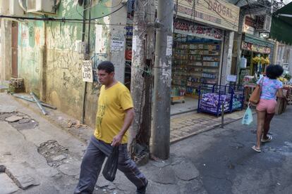 La operación policial del jueves 6 de mayo en Jacarezinho fue la más sangrienta en la historia de la ciudad de Río de Janeiro. En la imagen, una de las principales calles comerciales de esta favela de 40.000 habitantes, con unas 300 tiendas.