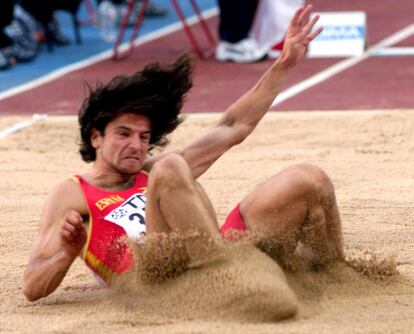El atleta español Yago Lamela durante su salto de longitud en el Campeonato del mundo de atletismo celebrado en Sevilla, agosto de 1999.
