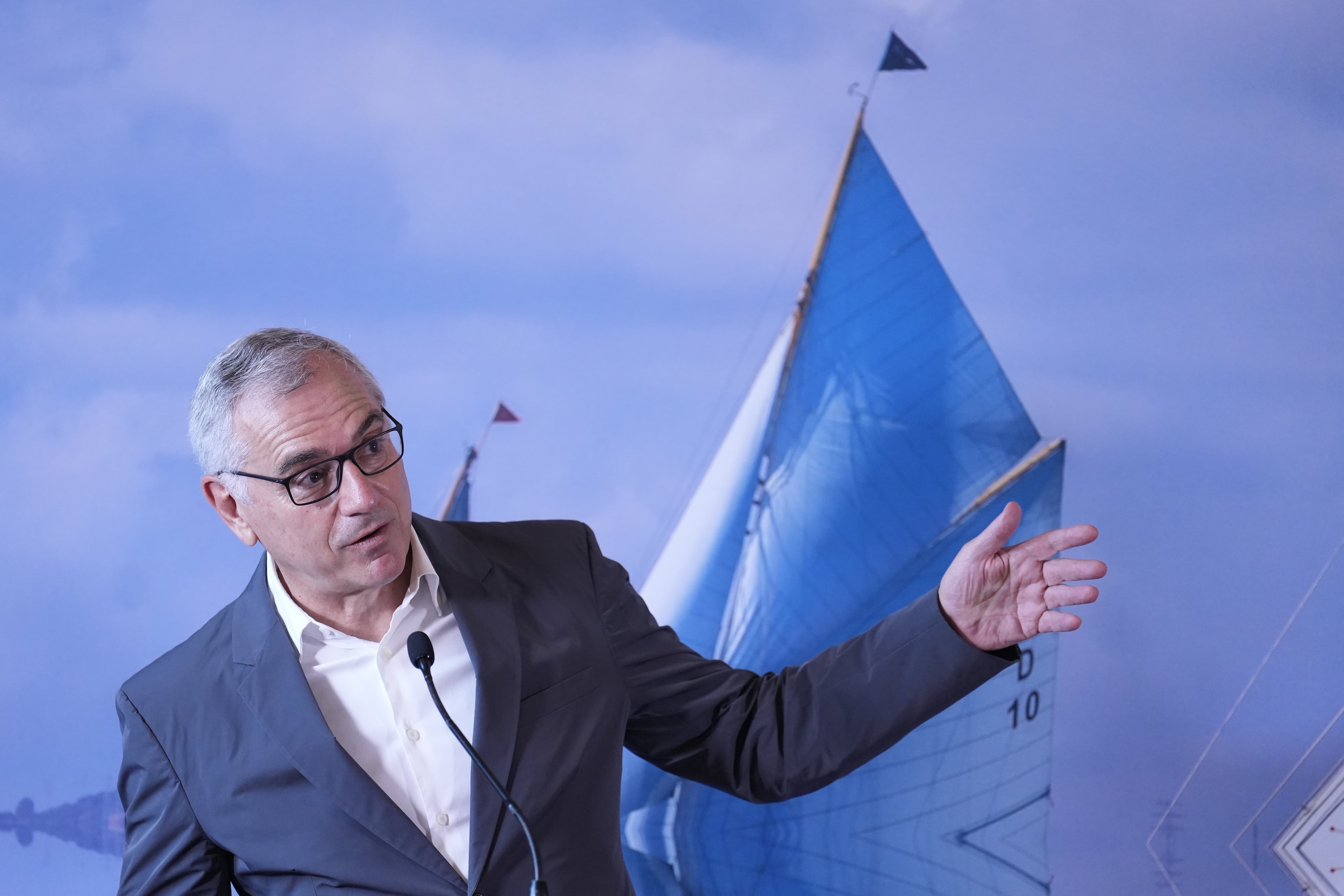 El presidente de Puig cobró un sueldo de 5,2 millones en 2025, la mitad que en 2024