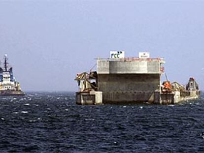 La mayor estructura flotante de diseño humano abandona la bahía de Algeciras