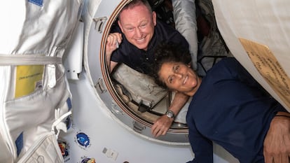 Butch Wilmore, izquierda, y Suni Williams posan para un retrato dentro del vestbulo entre la Estacin Espacial Internacional y la nave espacial Starliner de Boeing, el 13 de junio de 2024. 