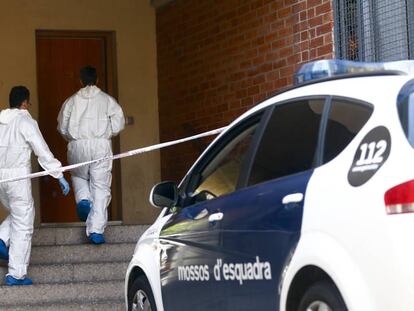 Los mossos haciendo trabajos de investigación.