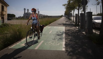 El carril bici que llega desde Barcelona a Sant Adrià se corta de golpe.