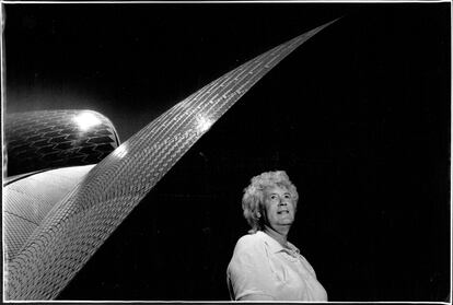 Jan Morris ante la ópera de Sydney en 1990.