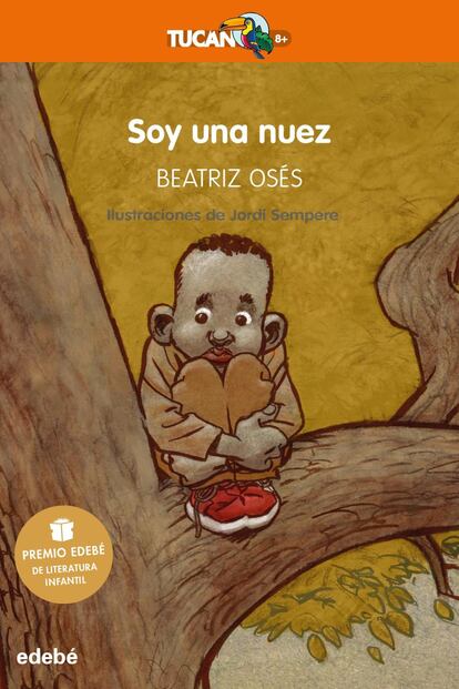 Lectores (de 10 a 13 años). Todos los niños (y, desgraciadamente, muchos adultos) deberían leer este libro, Premio Edebé de Literatura Infantil 2018. Con un planteamiento absolutamente original y repleto de humor, la autora, Beatriz Osés, nos plantea, con la ilustración de Jordi Sempere, una potente, tierna y brillante reflexión sobre la actual situación de los refugiados. Soy una nuez oscila en todo momento, tanto en texto como en las preciosas ilustraciones, entre el delirio del surrealista juicio que articula toda la historia y lo inhumano de un sistema judicial que prioriza el cumplimiento de la ley a las personas. 'Soy una nuez'. Beatriz Osés. Ilustración de Jordi Sempere. Edebé. 128 páginas. 9,20 euros.