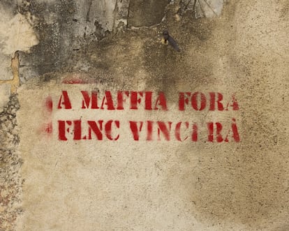 Grafiti en Bastia. "Mafia fuera, el FLNC (Frente de Liberación Corso) vencerá"