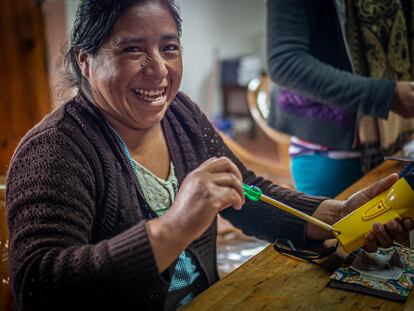 Rosenda Francisca García López de García fabricando su propia lámpara portátil en la sede guatemalteca de Barefoot Collage International.