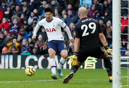 Son, ante Reina durante un partido entre el Tottenham y el Aston Villa en febrero.