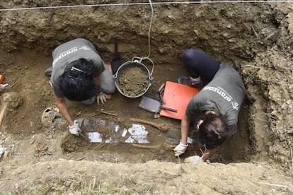 Excavación de los restos de Mikel Joakin Elezegi Ateaga, en el cementerio de Altzo.