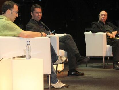 Ignacio Cirac (centro) y Colin Vaines, en el palacio Euskalduna de Bilbao.