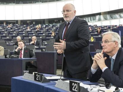 El vicepresidente de la Comisión, Frans Timmermans, junto al negociador de la UE, Michel Barnier.