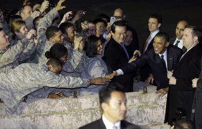 Obama saluda a soldados estadounidenses en la base de Osan, porco antes de abondonar Corea del Sur.