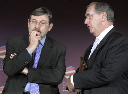 Jaime Lissavetzky (de frente) y John Fahey, presidente de la Agencia Mundial Antidopaje, ayer en Barcelona.