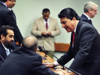 O deputado Manoel Junior (de p&eacute;), cotado para a Sa&uacute;de.