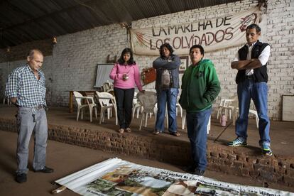 Un grupo de obreros participa de la asamblea en el Sindicato de tareferos trabajadores temporarios desocupados.