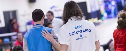 Voluntarios de la Mutua en una actividad con niños.