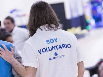 Voluntarios de la Mutua en una actividad con niños.