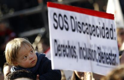 Un niño con discapacidad intelectual observa los carteles, durante la primera manifestación del colectivo de discapacitados.