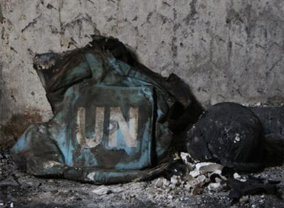 Restos de un chaleco antibalas y un casco en el hostal Bekhtar de Kabul, donde murieron cinco funcionarios de la ONU en un ataque.