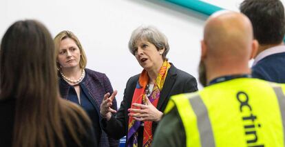 Theresa May durante su visita a una f&aacute;brica en el oeste de Londres, este viernes. 