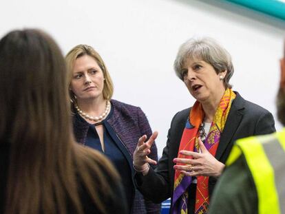 Theresa May durante su visita a una f&aacute;brica en el oeste de Londres, este viernes. 