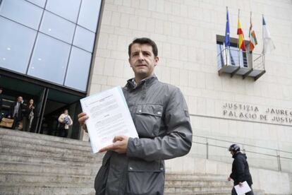 El portavoz del PP donostiarra, Ramón Gómez, muestra la denuncia que ha presentado en los juzgados de San Sebastián.
