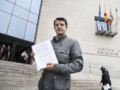 El portavoz del PP donostiarra, Ramón Gómez, muestra la denuncia que ha presentado en los juzgados de San Sebastián.