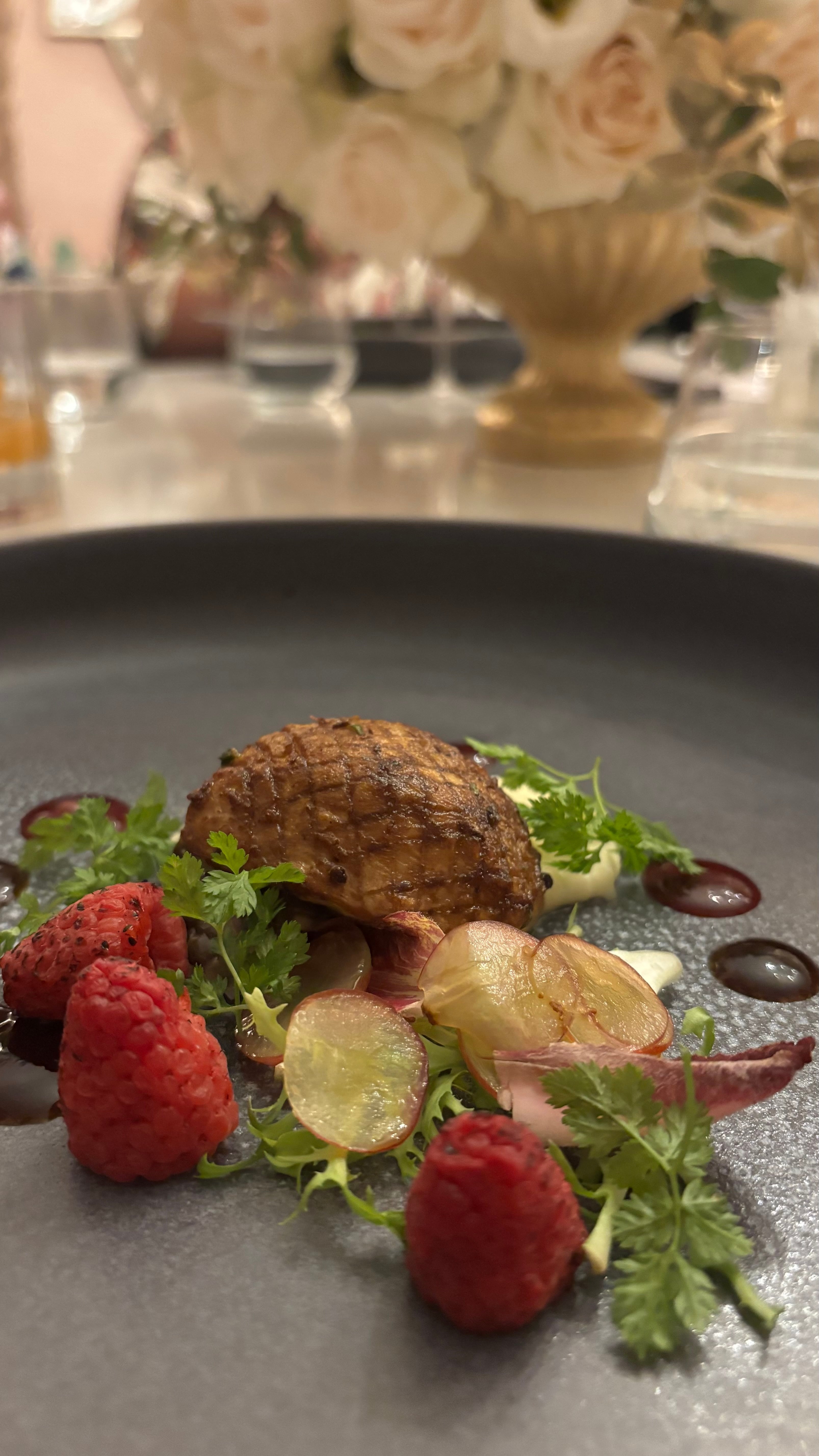 Pechuga de pato apiada con chirivía y ensalada de uvas, el plato principal de la cena con motivo del 70º aniversario del hotel Beverly Hilton, en Beverly Hills (California), en septiembre de 2025.
