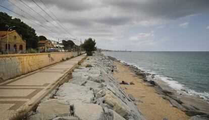 Platja de Montgat amb pocs metres de sorra.