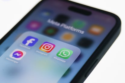 Los íconos de Facebook, Instagram, WhatsApp y Messenger desplegados en la pantalla de un móvil.