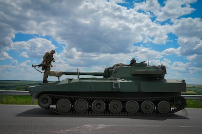 Un soldado ucraniano se para en un vehículo de artillería en la región de Donetsk, Ucrania, este viernes.