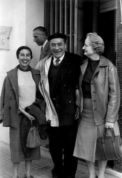 Josep Pla, con unas amigas en Pals (Girona), en 1957.