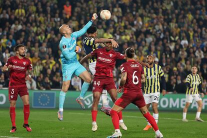 Marko Dmitrovic, portero del Sevilla, despeja el balón durante el partido de este jueves contra el Fenerbahçe.