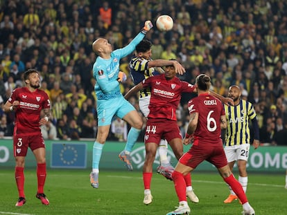 Marko Dmitrovic, portero del Sevilla, despeja el balón durante el partido de este jueves contra el Fenerbahçe.