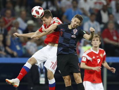 El ruso Daler Kuziaev y el croata Andrej Kramaric pelean un balón.