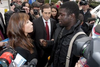 Un inmigrante abordó ayer en Barcelona a Camacho para preguntarle por la política de inmigración del PP.