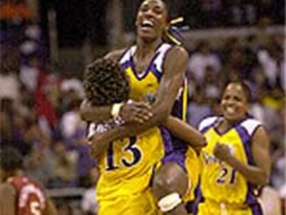 Lisa Leslie se abraza con su compañera Witherspoon tras su histórica jugada. A la derecha, el mate logrado por la jugadora de los Sparks.