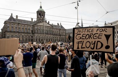 Las manifestaciones contra la violencia policial contra los negros en EE UU, agravada por la muerte del afroamericano George Floyd en Mineápolis, llegan a Europa. En la imagen, la plaza Dam en Ámsterdam.