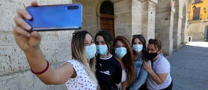 Alexandra Hernández, que cumple 33 años, se fotografía con sus amigas ante el ayuntamiento de Toro (Zamora). 