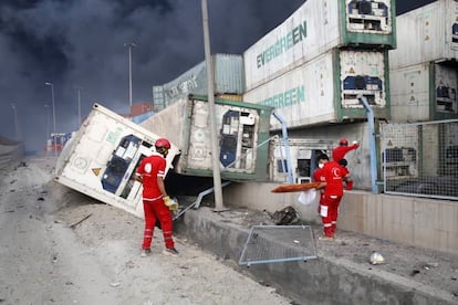 Personal de emergencias trabajan en el puerto de Bandar Abbas tras la explosión, este domingo.