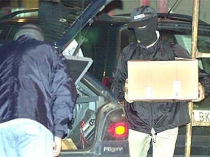 Los agentes se incautan de diverso material pero no realizan detenciones.