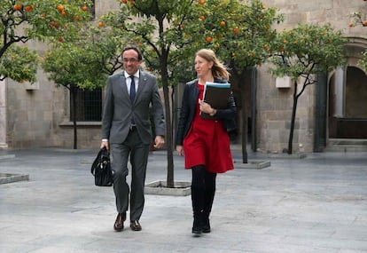 El consejero de Territorio, Josep Rull (i) y Neus Munté, de Presidencia.
