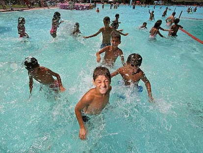 Un grupo de niños palestinos jugaba ayer en el parque acuático de San Fernando de Henares.
