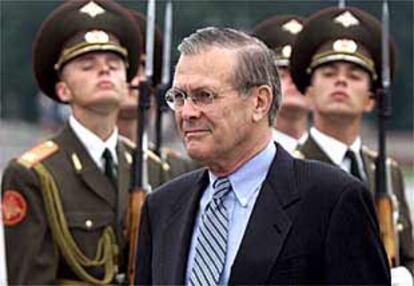 Donald Rumsfeld, secretario de Defensa de EE UU, ante la Guardia de Honor rusa, en Moscú.