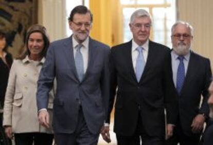 De izquierda a derecha, Ana Mato, Mariano Rajoy, Pedro Astals y Miguel Arias Ca&ntilde;ete, ayer en la presentaci&oacute;n del marco elaborado por Fiab.